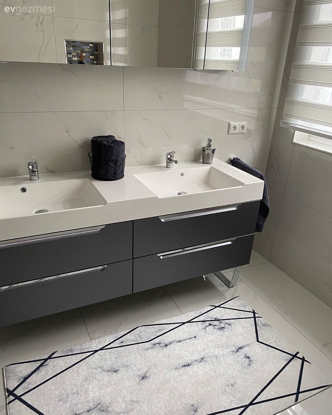 Banyo, Beyaz, Gri, Modern banyo, Banyo dolabı, Banyo aynası, Banyo paspası