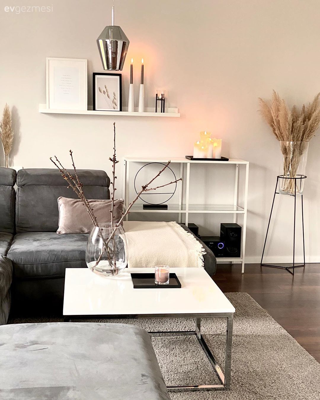 Bu Havadar Evin İçinde Açık Renkler Ahşaplarla Yoğrulmuş