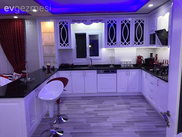 Klasik Şıklıktaki Bu Evin Tavanları Parıldamadan Duramıyor!