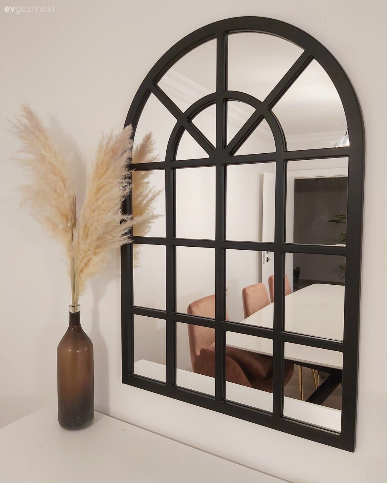 Salon, Beyaz, Krem, Bej, Pudra pembe, Modern, Konsol, Konsol üzeri dekoratif objeleri, Ayna, Yemek masası, Eames sandalye, Sandalye, Beyaz kapı, Kapı 