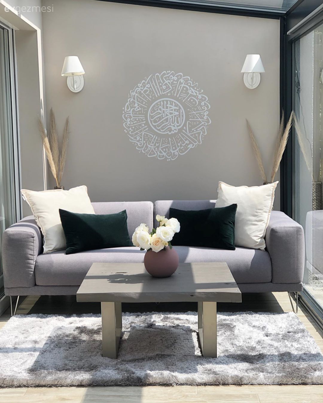 Bahçe masası, Gri, Bej, Halı, Vazo, Ev Aksesuar, Kırlent, Ev tekstili, Duvar dekorasyonu, Aplik, Aydınlatma, Pampas otu