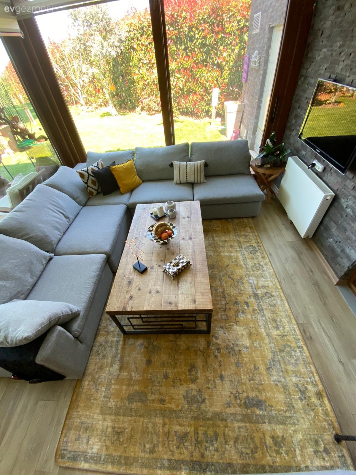 Kış bahçesi, Gri, Antrasit  , Sarı, Köşe koltuk, Koltuk takımı, Orta sehpa, Sehpa, Taş duvar, Duvar dekorasyonu, Kitaplık, Uzanma koltuğu, Kırlent, Ev tekstili, Parke, Manzaralı evler, Halı