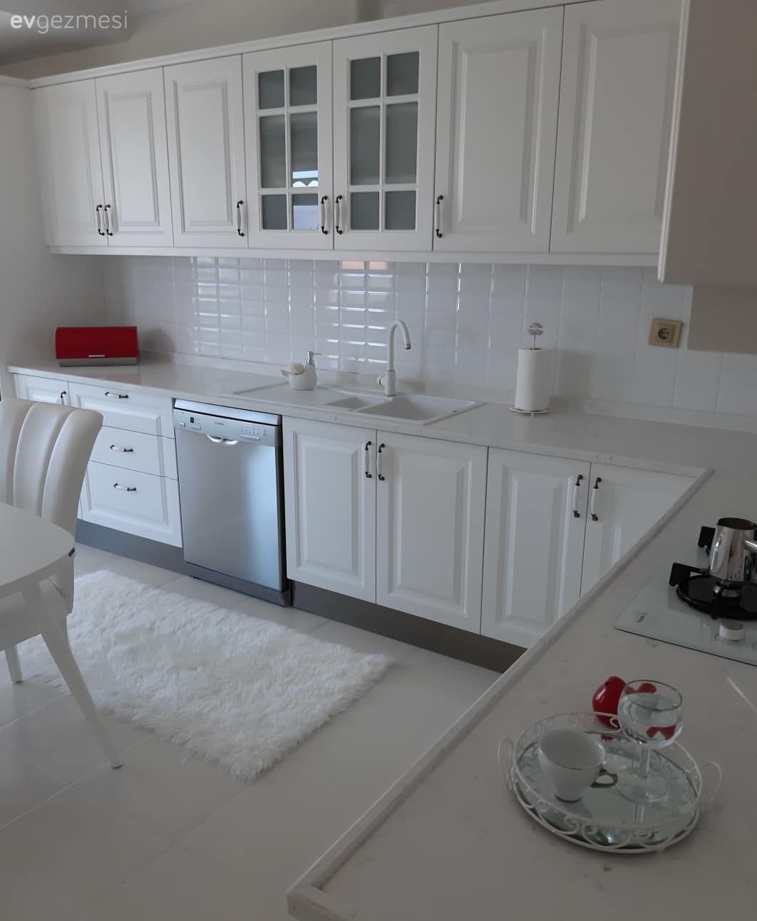 Bu Evde Bütün Kapılar Beyaz Renge Açılıyor!