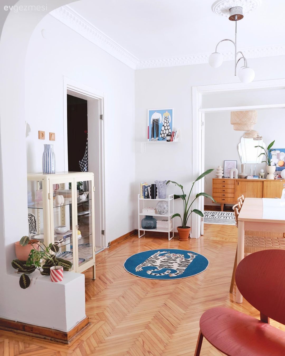 Salon, Bohem Dekorasyon, Fon perde, Perde, Beyaz, Sandalye, Yemek masası, Konsol, Konsol üzeri dekoratif objeleri, Avize, Aydınlatma, Ev bitkisi, Halı, Salon halısı, Saksı, Ayna