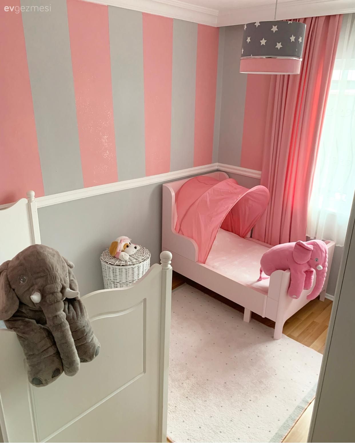 Çocuk Odası, Beyaz, Pembe, Gri, Çizgili duvar kağıdı, Duvar çıtalama, Halı, Çocuk odası halısı, Fon perde, Perde, Çocuk odası aydınlatması