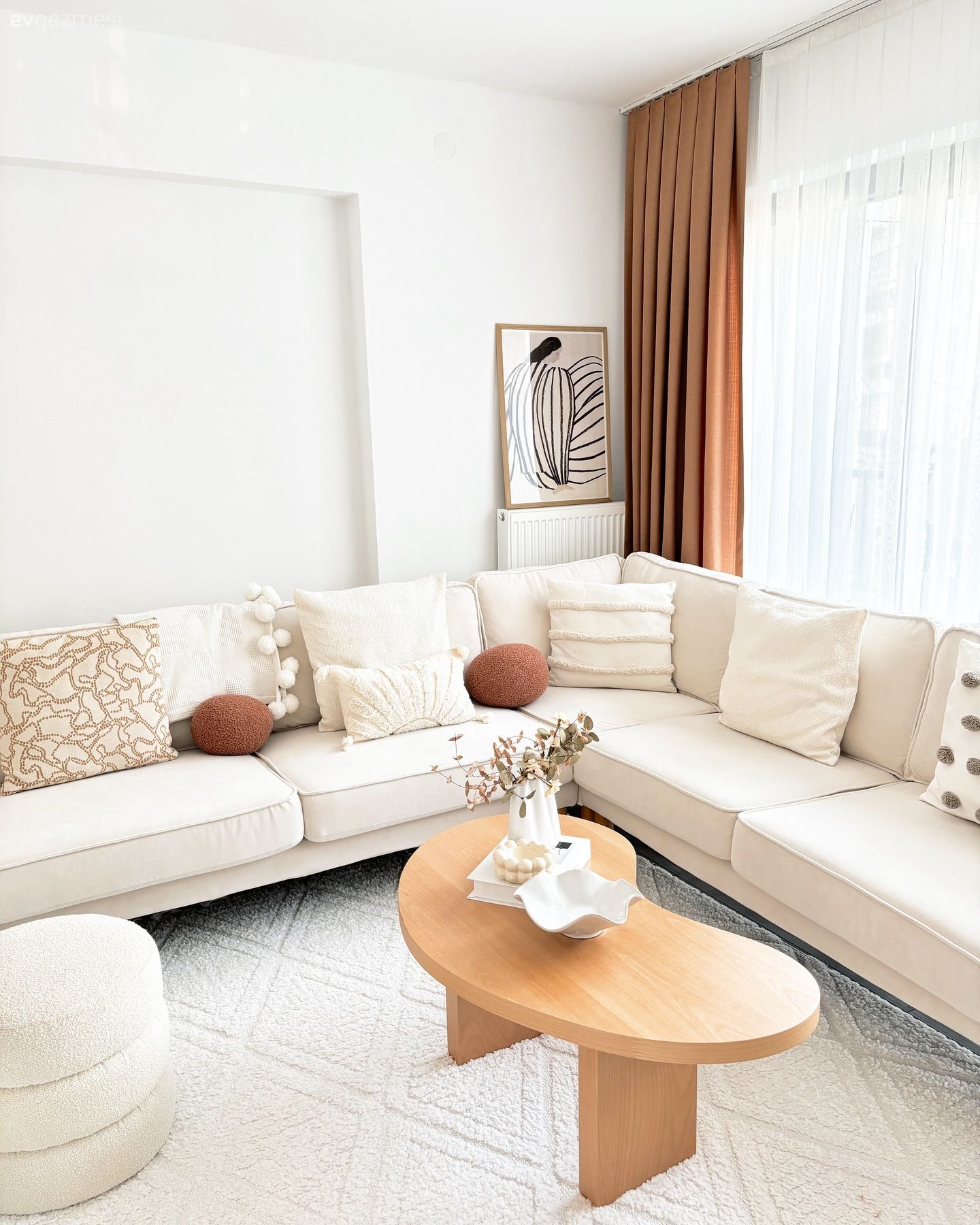 Beyazın Ferahlığını Kahverengi Tonları ile Buluşturan Bir Ev!