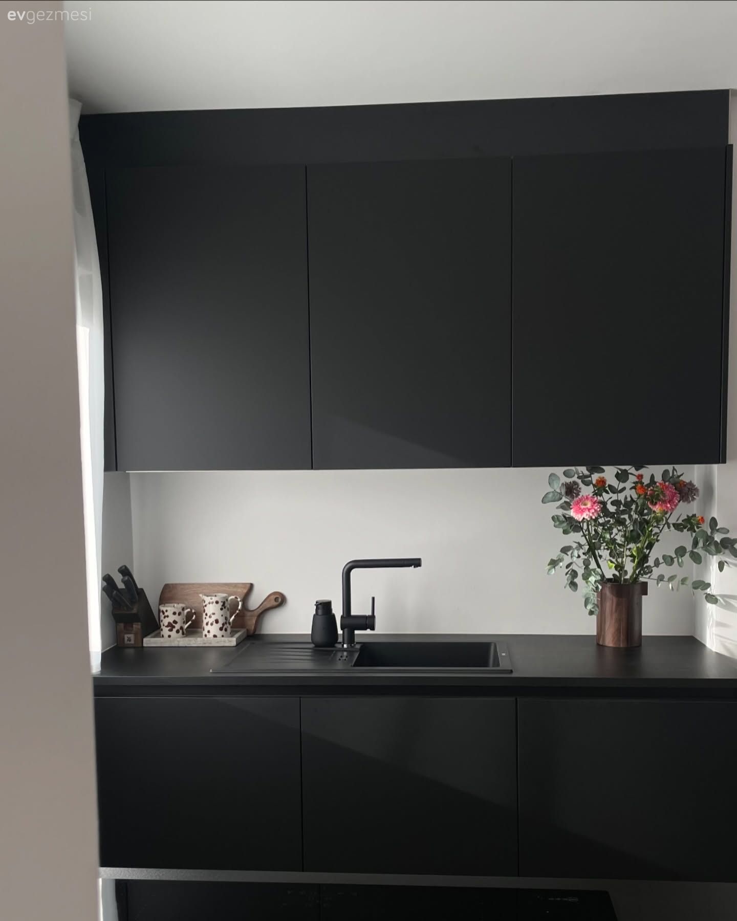Siyah, Siyah mutfak, Mutfak, Mutfak tezgahı, Mutfak tezgah arası, Tezgah arası seramik, Eviye , Kulpsuz mutfak dolabı, Mutfak bataryası, Mutfak aksesuarları