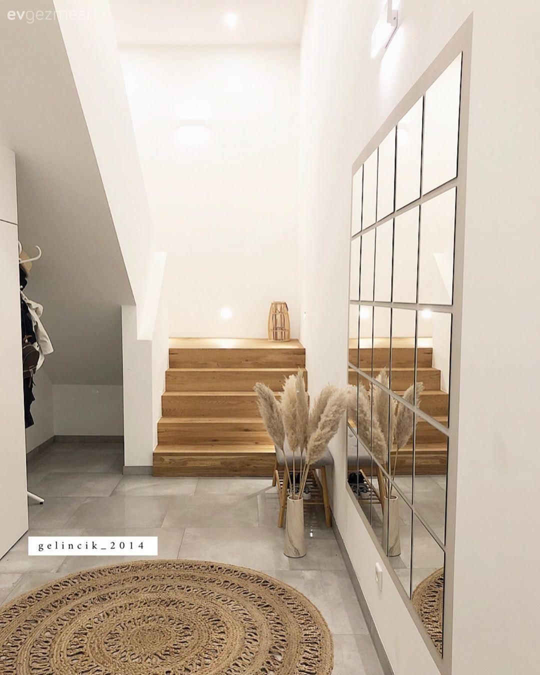 Antre, Beyaz, Kahverengi, Hasır, Jüt halı, Halı, Ayna, Vazo, Ev Aksesuar, Pampas otu, Merdiven, Yuvarlak halı, Antre halısı