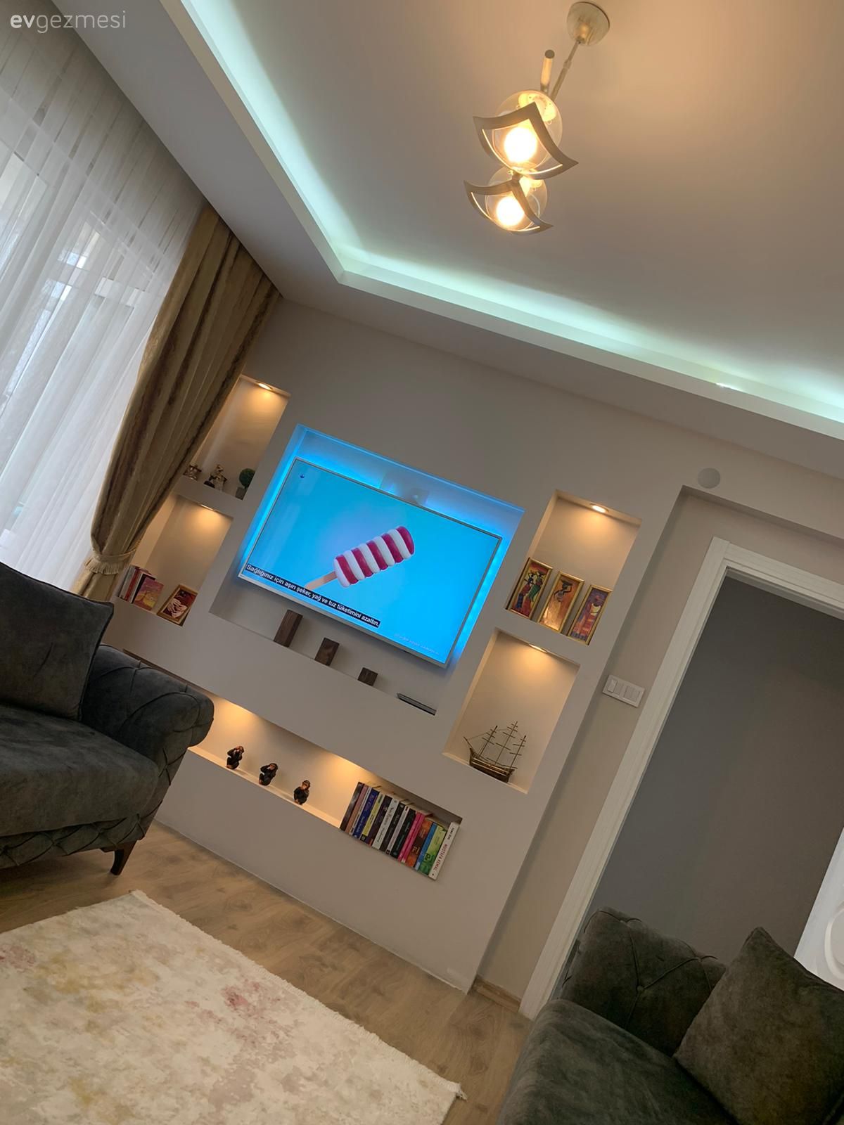 Oturma Odası, Gri, Sarı, Koltuk takımı, Duvar dekorasyonu, Duvar Nişleri, Dekoratif Objeler