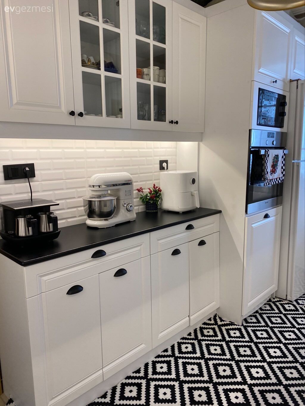 Beyaz, Siyah, Kahve köşesi, Metro seramik, Seramik, Siyah tezgah, Mutfak tezgahı, Shaker kapaklı dolaplar, Mutfak, Ankastre, Desenler