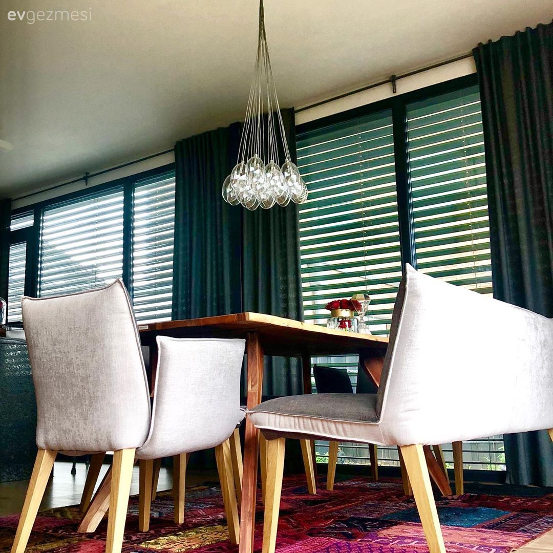 Yemek Odası, Yemek masası, Sandalye, Siyah, Patchwork halı, Halı, Ahşap masa, Avize, Aydınlatma, Yemek odası avizesi, Fon perde, Perde, Jaluzi, Vazo, Ev Aksesuar