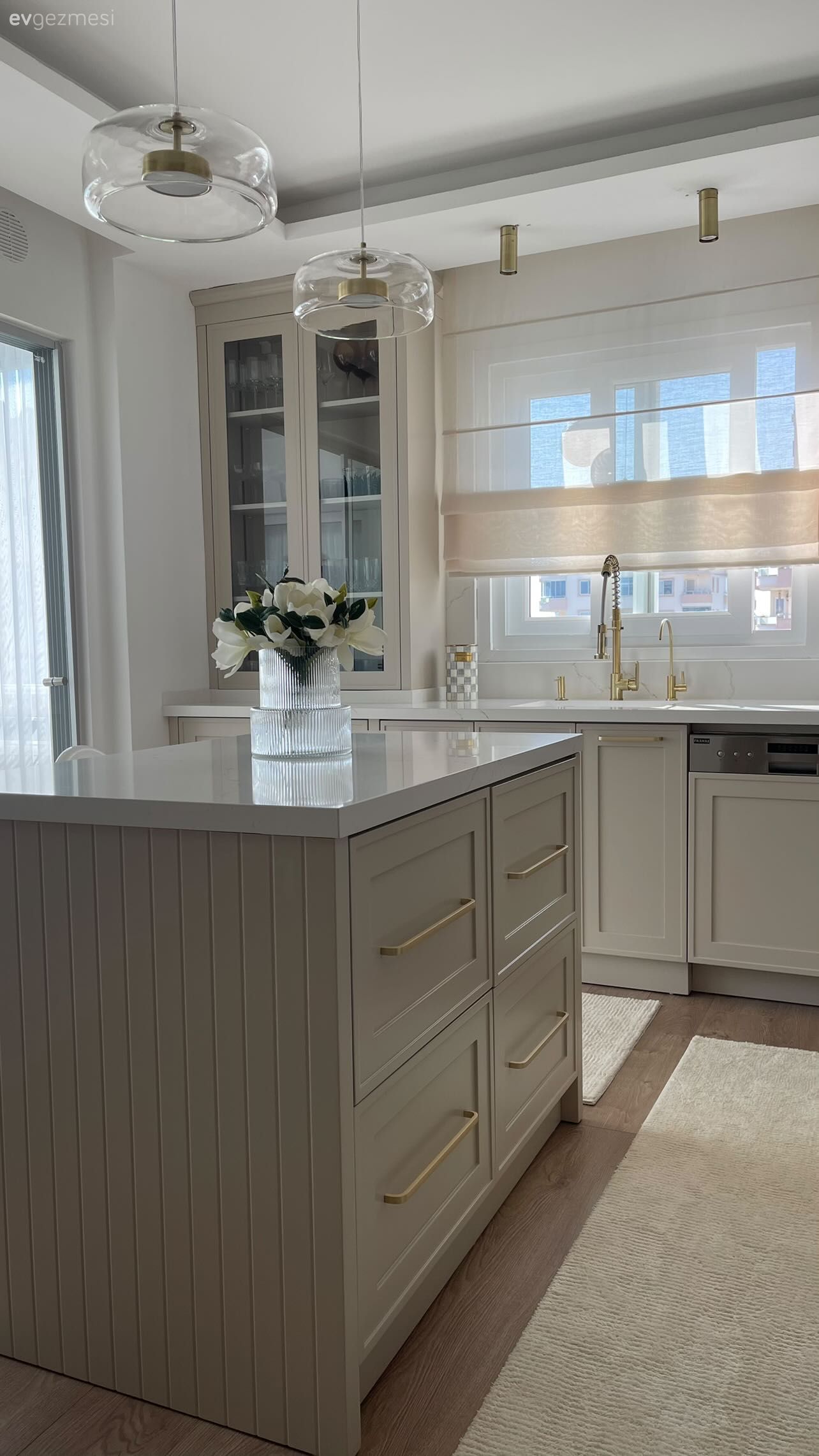 Mutfak, Gri, Beyaz, Bej, Modern, İskandinav, Mutfak tezgahı, Mutfak tezgah arası, Tezgah arası doğal taş, Mutfak perdesi, Ada mutfak, Mutfak halısı, Mutfak Avize Modelleri, Mutfak aksesuarları, Lambri, Altın