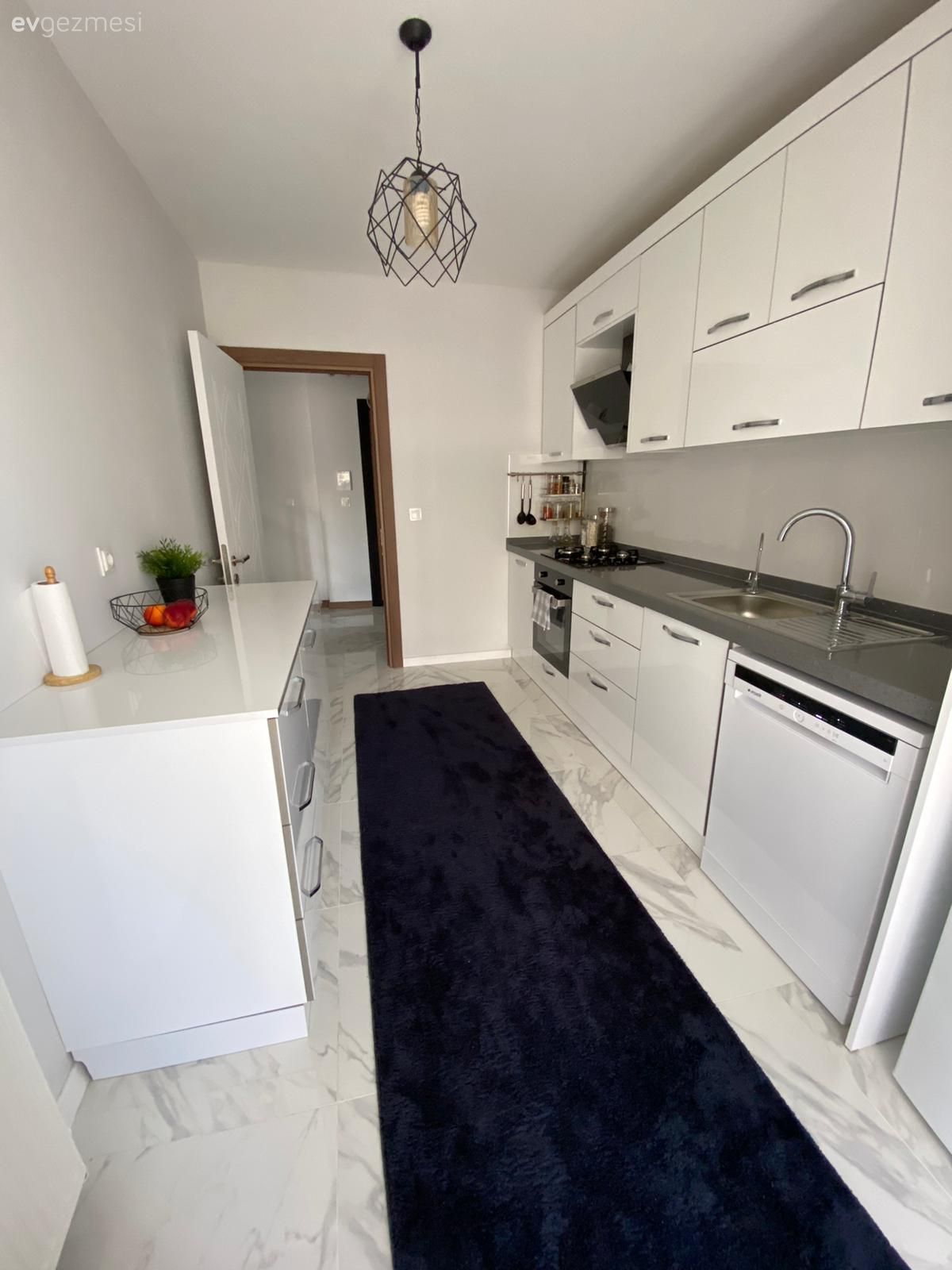 Mutfak, Beyaz mutfak, Mutfak tezgahı, Mutfak tezgah arası, Tezgah arası seramik, Davlumbaz, Ankastre, Avize, Aydınlatma, Mutfak halısı, Ekstra mutfak dolabı