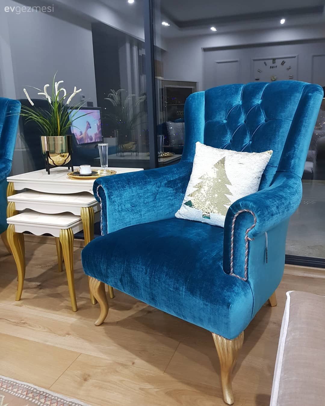 İddialı Renkler ve Mimari Detaylar Bu Dekora Çok Yakışmış!