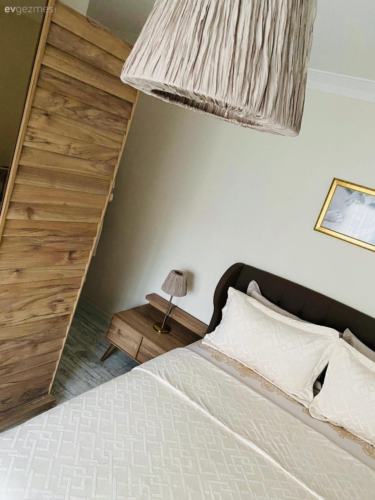 Yatak Odası, Beyaz, Kahverengi, Ahşap Mobilya, Abajur, Aydınlatma, Komodin, Gardrop, Avize