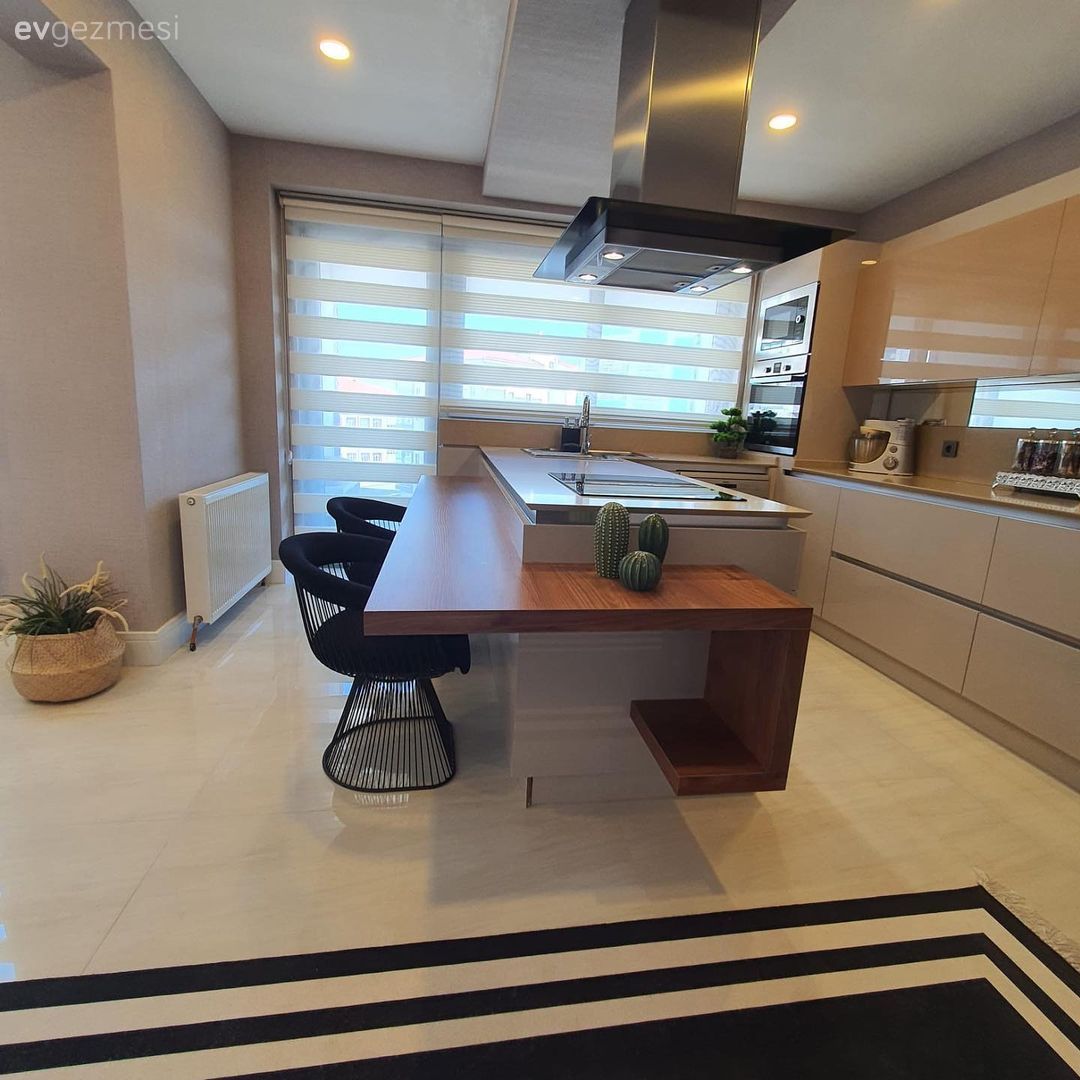 Mutfak, Beyaz, Siyah, Mutfak tezgahı, Mutfak tezgah arası, Tezgah arası seramik, Mutfak masası, Sandalye, Ada mutfak, Mutfak zemin seramikleri, Mutfak halısı, Davlumbaz, Spot aydınlatma, Aydınlatma