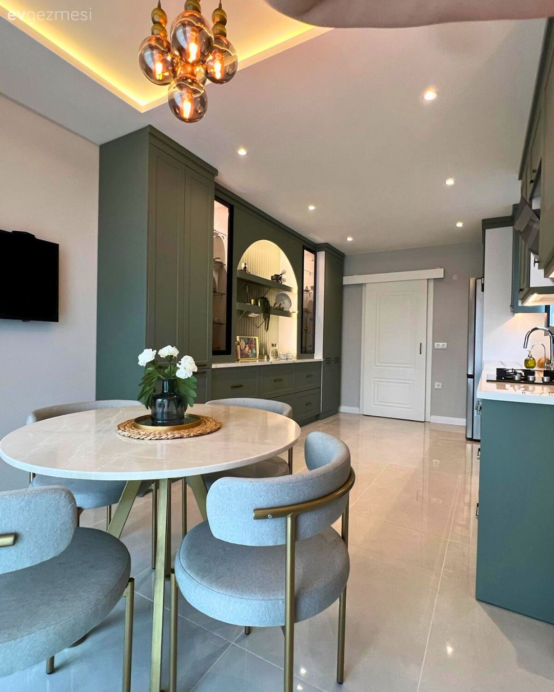Mutfak, Modern, Yeşil, Yeşil mutfak, Beyaz, Bej, Koridor tipi mutfak, Mutfak tezgahı, Mutfak tezgah arası, Porselen tezgah, Ankastre, Kahve köşesi, Mutfak masası, Sandalye, Mutfak sandalyesi, Mutfak aksesuarları, Mutfak Avize Modelleri, Spot aydınlatma, Aydınlatma