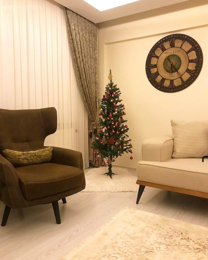 Salon, Modern, Krem, Bej, Kahverengi, Koltuk takımı, Berjer, Halı, Salon halısı, Fon perde, Perde, Tül perde, Saksı, Ev bitkisi, Metal duvar aksesuarı, Ev Aksesuar, Duvar saati, Duvar dekorasyonu, Çam ağacı