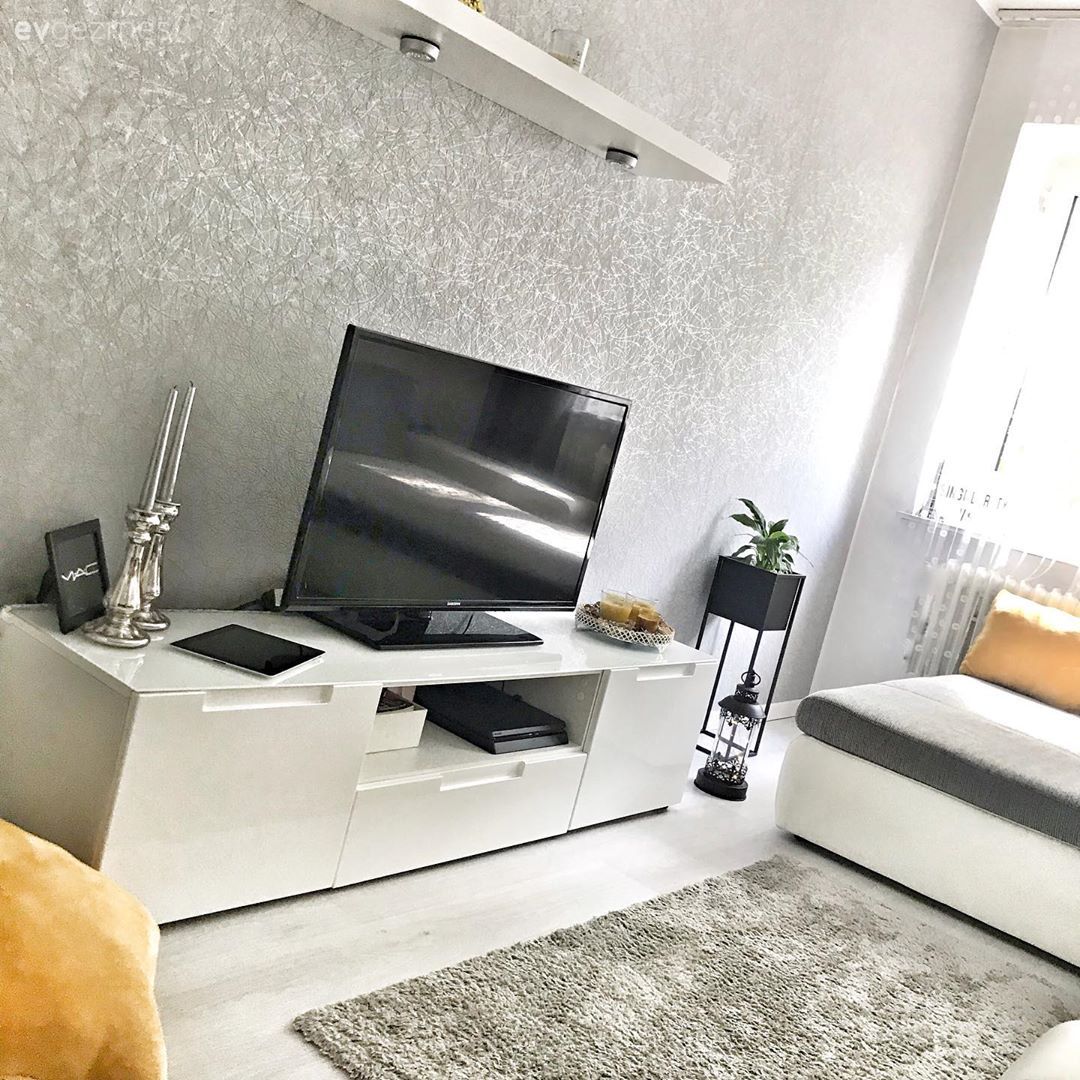 Oturma Odası, Beyaz, Sarı, Gri, Halı, Tv ünitesi, Duvar dekorasyonu, Gri duvar, Kırlent, Ev tekstili, Yan sehpa, Sehpa