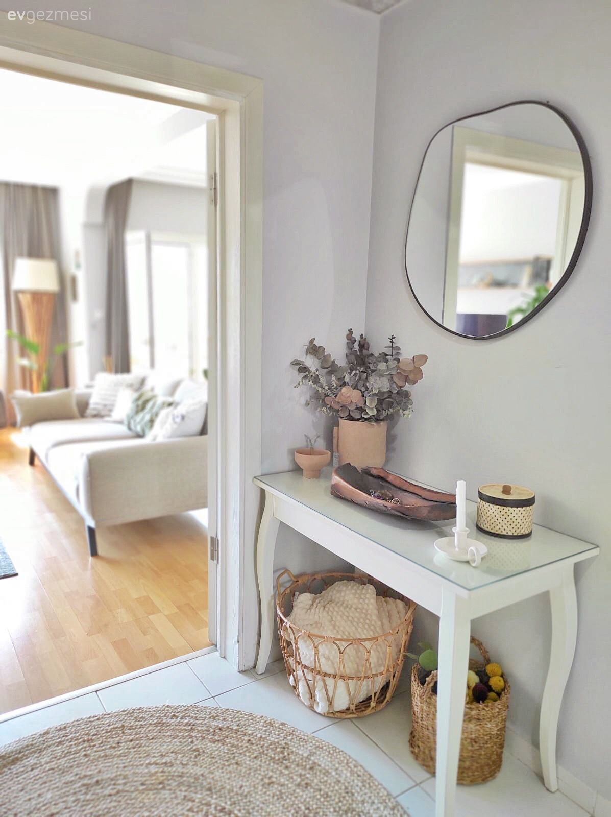 Antre, Beyaz, Gri, Jüt halı, Halı, Yuvarlak ayna, Dekoratif ayna, Hasır sepet, Saksı