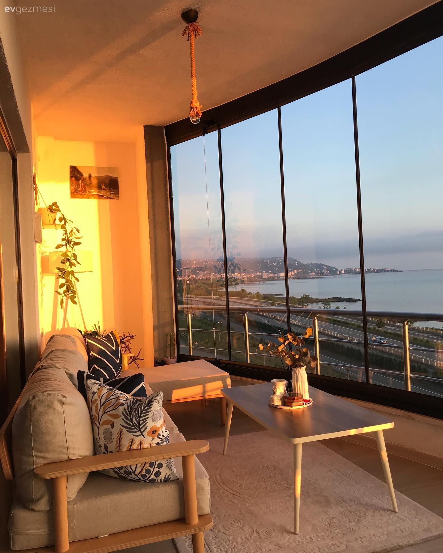 Denize Bakan Bu Trabzon Balkonunda Keyif Yapmalık Ayrı Köşeler Var!