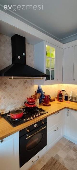 Ev Gezmesi: Yeşilin Cazibesi Banyoda Rustiğin Sıcaklığı da Mutfakta!