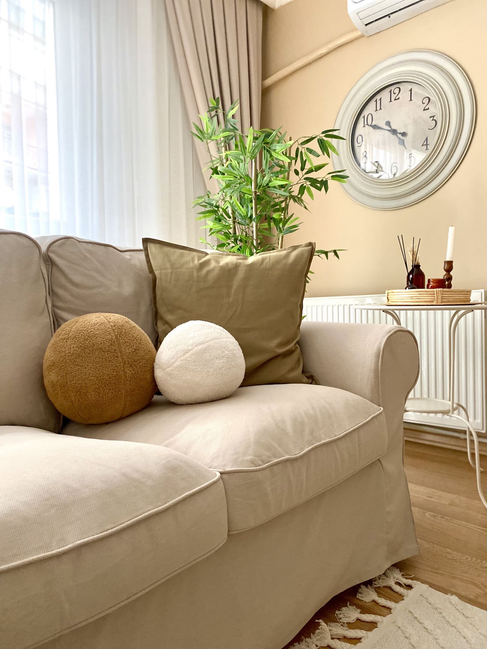 Salon, İskandinav, Hardal, Sarı, Krem, Bej, Vizon, Kırlent, Ev tekstili, Fon perde, Perde, Duvar saati, Duvar dekorasyonu, Ev bitkisi, Galeri duvarı, Beyaz, Konsol, Konsol üzeri dekoratif objeleri