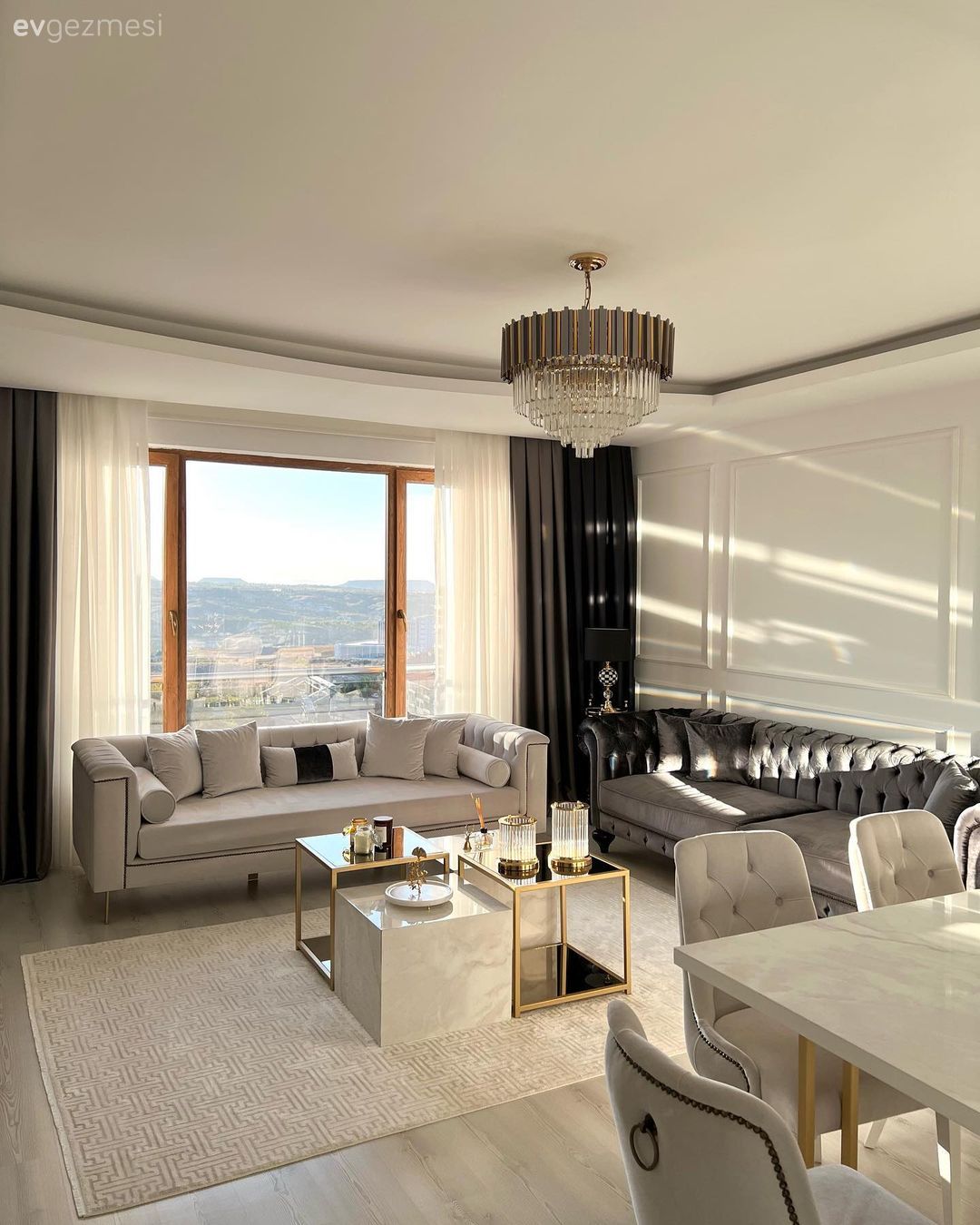 Salon, Modern, Art deko, Beyaz, Gri, Bej, Altın, Koltuk takımı, Modern chesterfield, Fon perde, Perde, Tül perde, Orta sehpa, Sehpa, Halı, Salon halısı, Sandalye, Yemek masası, Avize, Aydınlatma, Salon avizesi, Duvar çıtalama