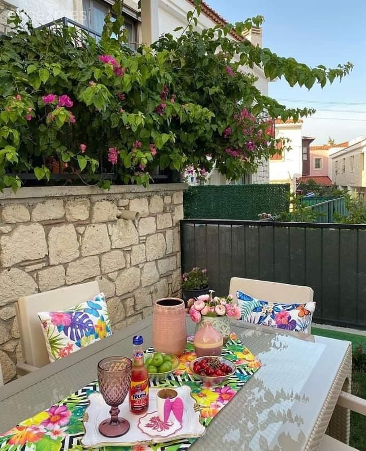 Bahçe, Siyah, Bahçe masası, Bahçe oturma grubu, Kırlent, Ev tekstili