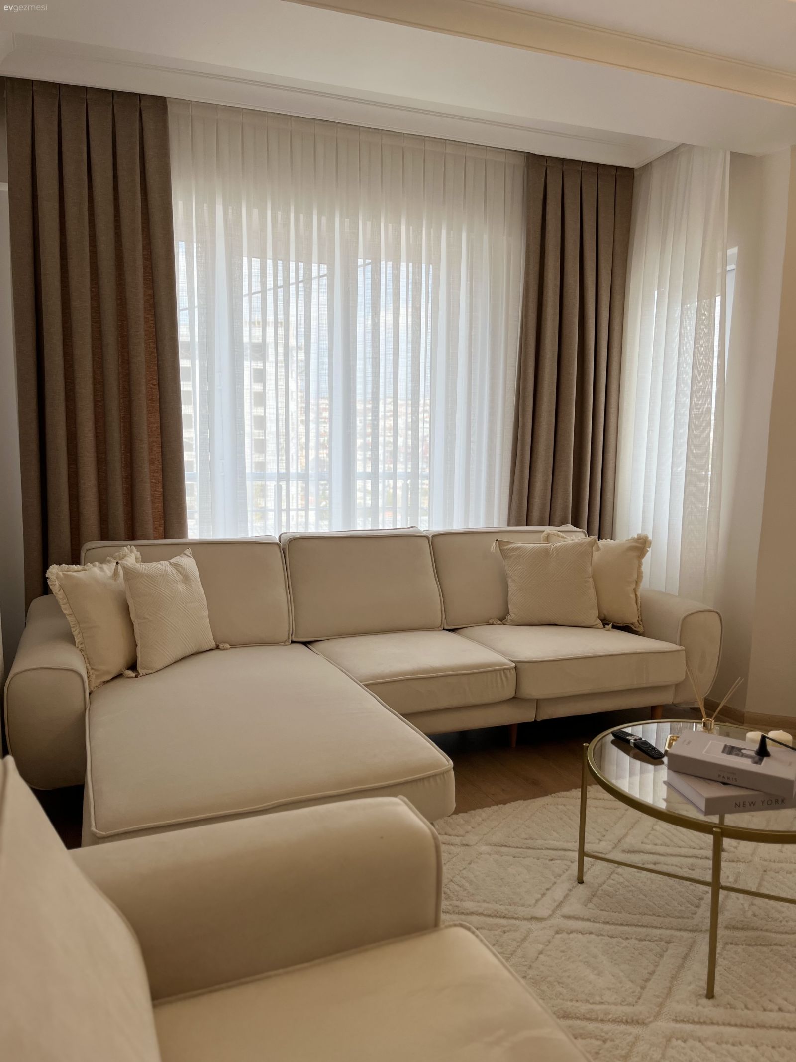 Salon, İskandinav, Beyaz, Krem, Vizon, Fon perde, Perde, Tül perde, Köşe koltuk, Koltuk takımı, Berjer, Cam orta sehpa, Orta sehpa, Halı, Salon halısı