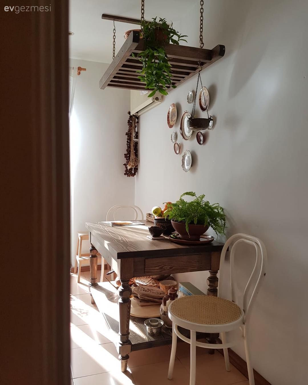 Mutfak, Rustik, Rustik mutfak, Masif ahşap, Mutfak masası, Sandalye, Mutfak rafı, Ev bitkisi, Beyaz, Mutfak duvar dekorasyonu, Mutfak zemin seramikleri