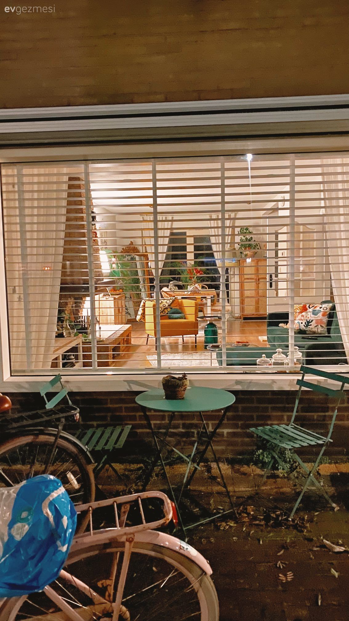 Bu Bahçeli Evin Karakterini Otantik Öğeler ve Canlı Pigmentler Belirlemiş!