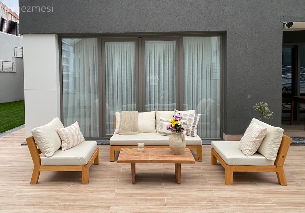 Bu Dubleks Evde Alan Geniş Olsa da Gereksiz Eşya İçin Yer Yok