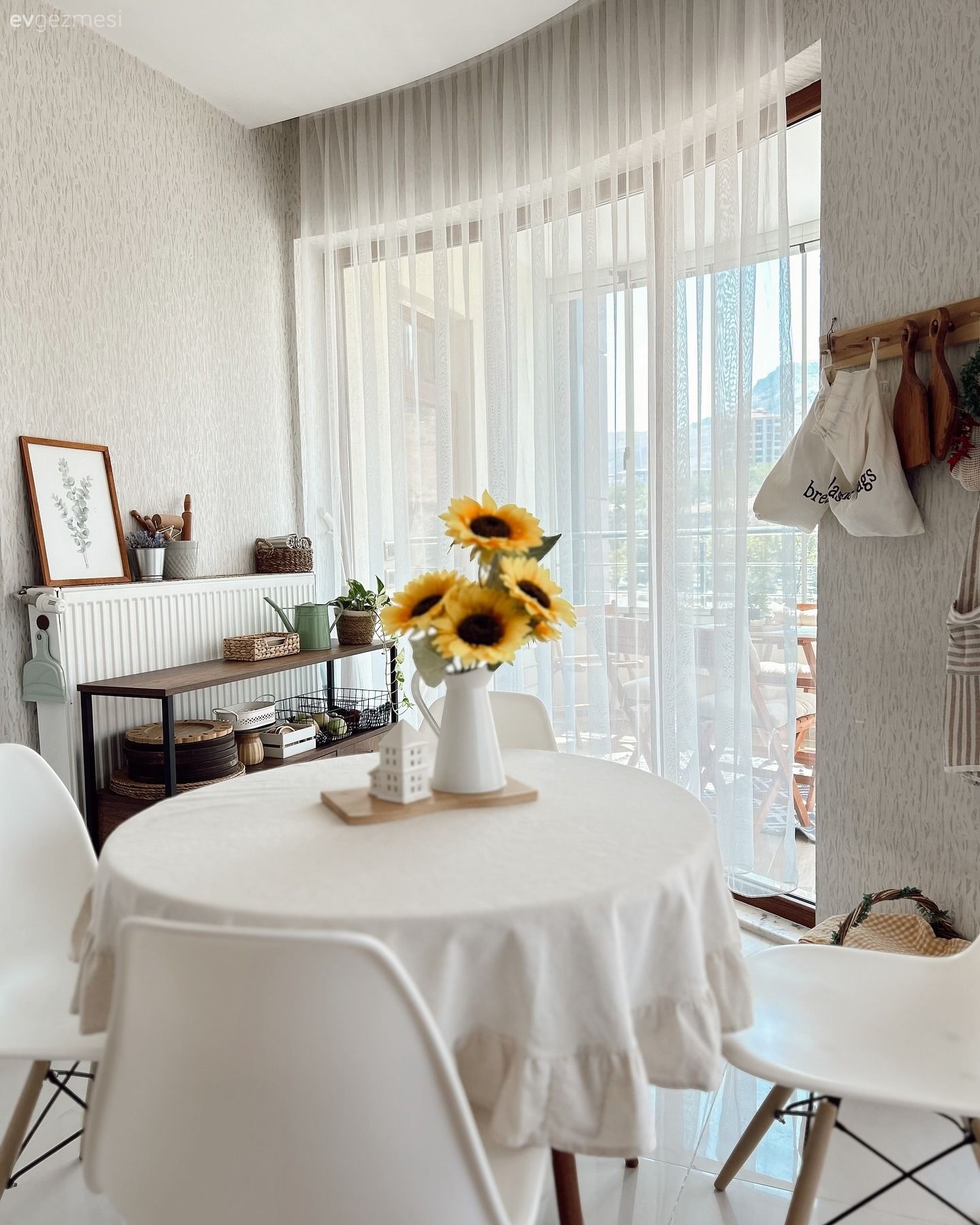 Mutfak masası, Beyaz, Mutfak sandalyesi, Kahve köşesi, Mutfak tülü, Mutfak perdesi