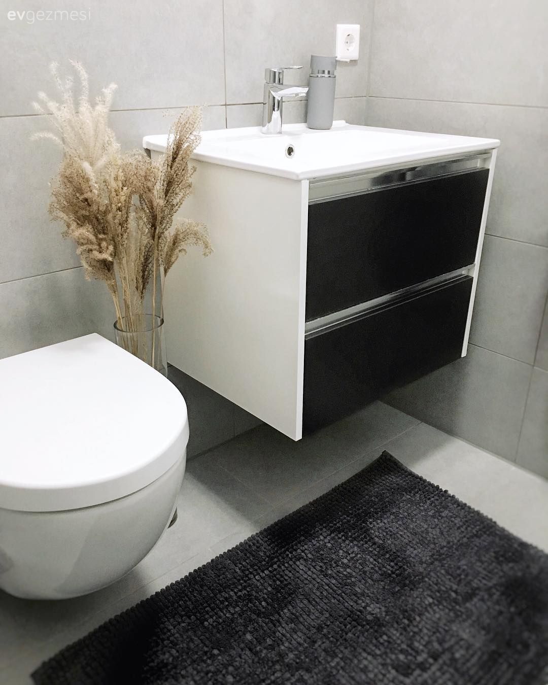 Ev Gezmesi: Siyah ve Beyazı Ayırmaya Kıyamayan Şık Bir Dekor