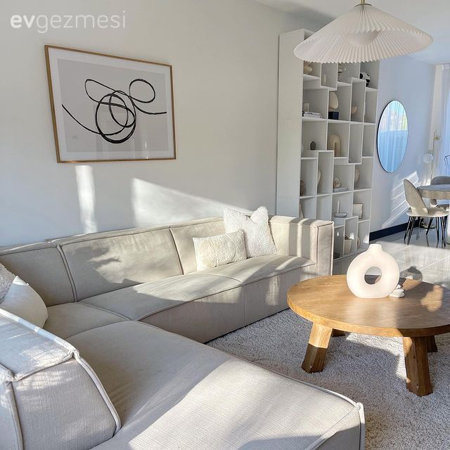 Salon, Beyaz, Krem, Bej, Köşe koltuk, Koltuk takımı, Kırlent, Ev tekstili, Tablo, Duvar dekorasyonu, Orta sehpa, Sehpa, Ahşap Mobilya, Vitrin, Dekoratif Objeler