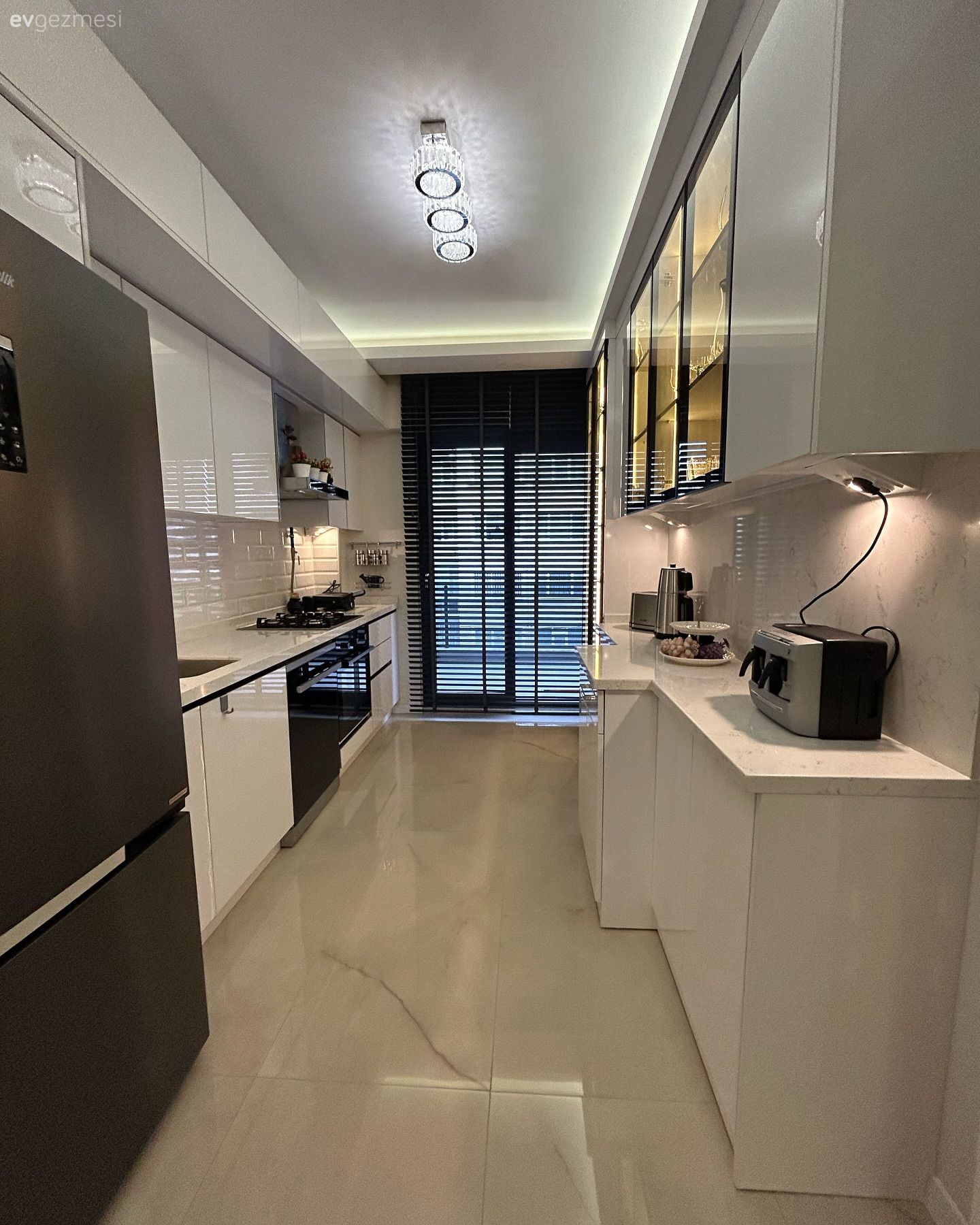 Koridor Tipi Bu Mutfağın Cam Kapakları Alana İlgiyi Arttırmış