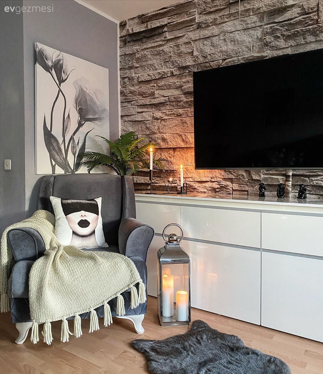 Tv ünitesi, Salon, Duvar kağıdı, Duvar dekorasyonu, Beyaz, Gri, Berjer, Orta sehpa, Sehpa, Sehpa üstü aksesuarı, Ev Aksesuar, Fener, Tablo