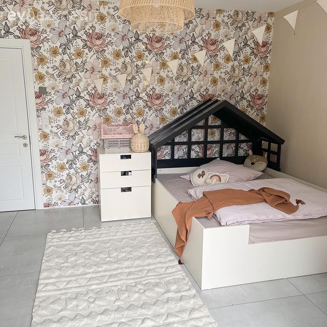 Çocuk Odası, Beyaz, Siyah, Pudra pembe, Bej, Krem, Çiçekli desen, Desenler, Duvar kağıdı, Duvar dekorasyonu, Çocuk odası duvar dekorasyonu, Çocuk odası aydınlatması