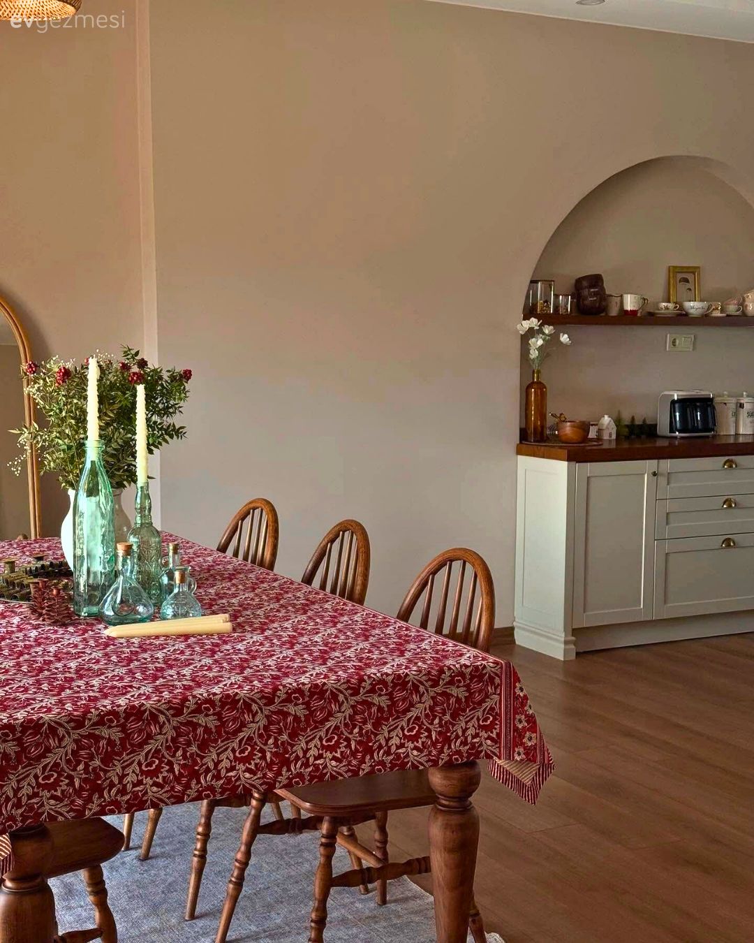 Modern rustik, Country, Kırmızı, Kahverengi, Ahşap Mobilya, Boy aynası, Ayna, Yemek masası, Sandalye, Halı, Vazo, Ev Aksesuar, Masa örtüsü, Ev tekstili, Dekoratif Objeler, Açık konsept yaşam alanı, Amerikan Mutfak, Mutfak