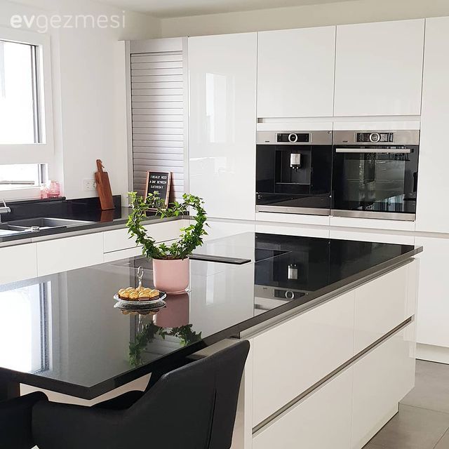 Amerikan Mutfak, Mutfak, Beyaz, Siyah, Modern, Modern mutfak, Kulpsuz mutfak dolabı, Ada mutfak, Mutfak tezgahı, Mutfak tezgah arası, Tezgah arası seramik, Mutfak aksesuarları, Sandalye