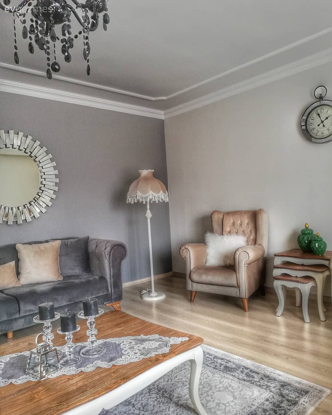 Salon, Gri, Krem, Gri duvar, Koltuk takımı, Berjer, Ayna, Abajur, Aydınlatma, Zigon sehpa, Sehpa, Orta sehpa, Halı, Salon halısı, Duvar saati, Duvar dekorasyonu, Sehpa üstü aksesuarı, Ev Aksesuar