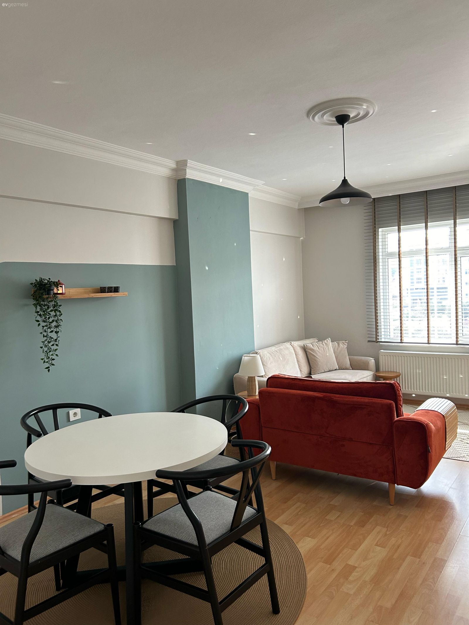 Mavi Duvarıyla Selam Veren Bu Ev Alışılmadık Detayları Pek Seviyor!