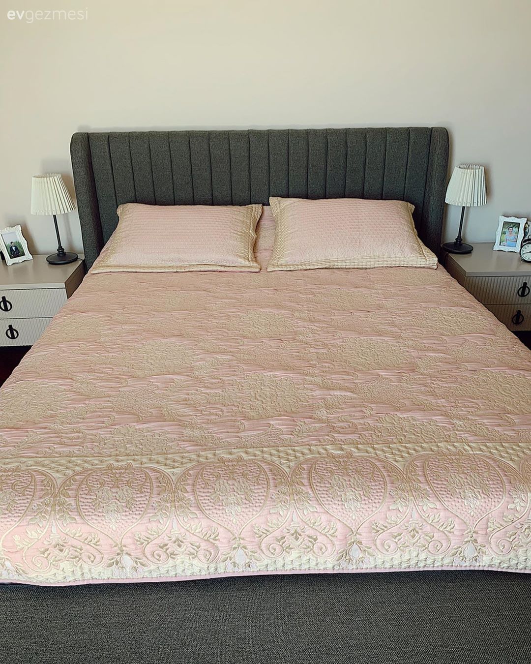 Yatak Odası, Gri, Pudra pembe, Beyaz, Yatak örtüsü, Komodin, Aydınlatma, Halı, Abajur, Yatak başlığı