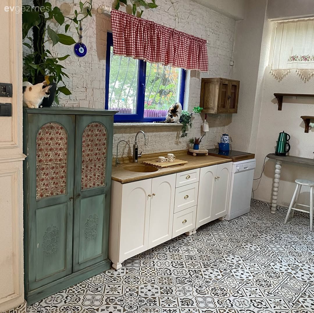  Öncesinde Düz Duvar Alan Sonrasında Rustik Bir Mutfak!