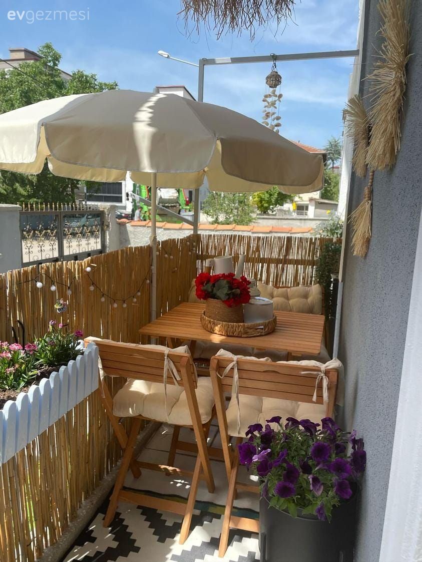 Balkon halısı, Bambu çit, Gri duvar, Ev bitkisi, Sandalye, Balkon masası, Balkon çiçekleri