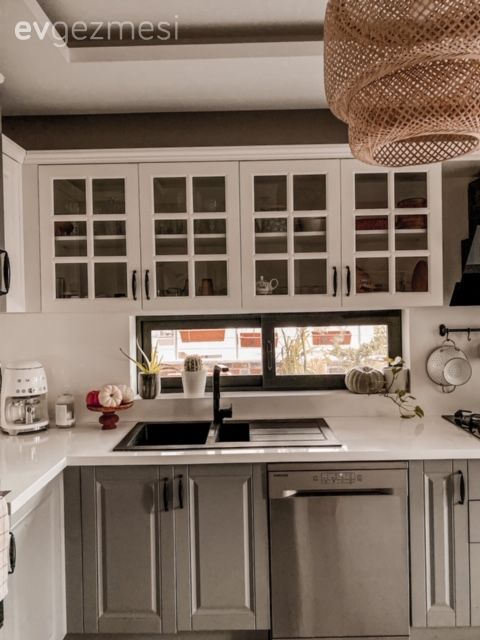 Mutfak, Beyaz, Gri, Shaker kapaklı dolaplar, Mutfak tezgahı, Mutfak tezgah arası, Tezgah arası seramik, Metro seramik, Seramik, Hasır avize