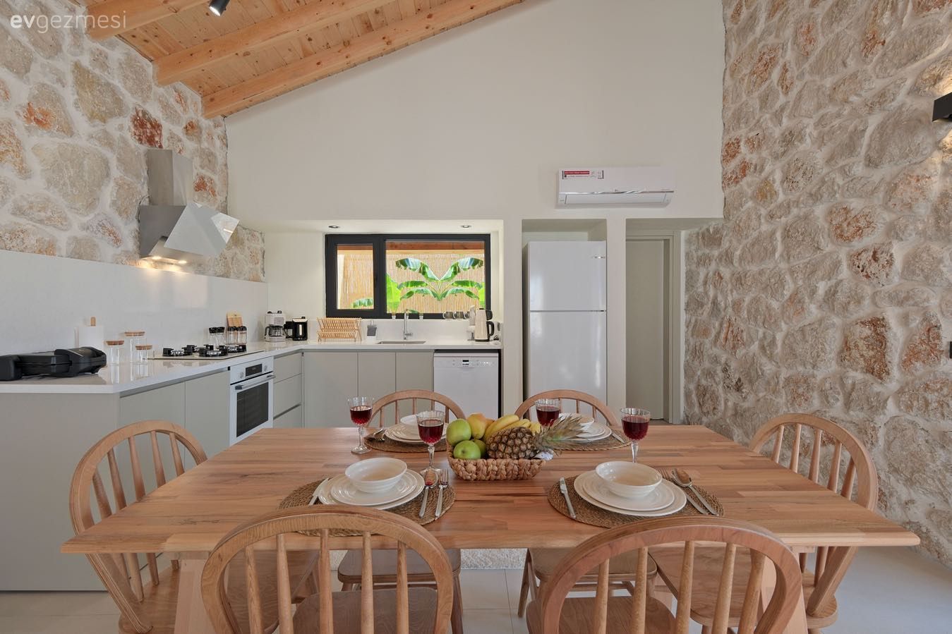 Yazlık, Taş ev, Sandalye, Yemek masası, Mutfak, Açık konsept yaşam alanı, Mutfak tezgahı, Mutfak tezgah arası