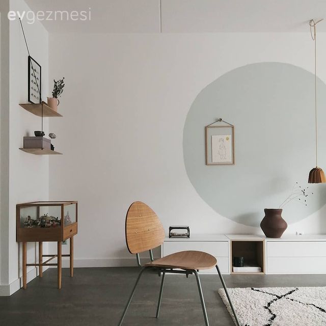 Duvar dekorasyonu, Beyaz, Gri, Gri duvar, Tv ünitesi, Tv ünitesi aksesuarları, Ev Aksesuar, Salon halısı, İskandinav berjer, Fener