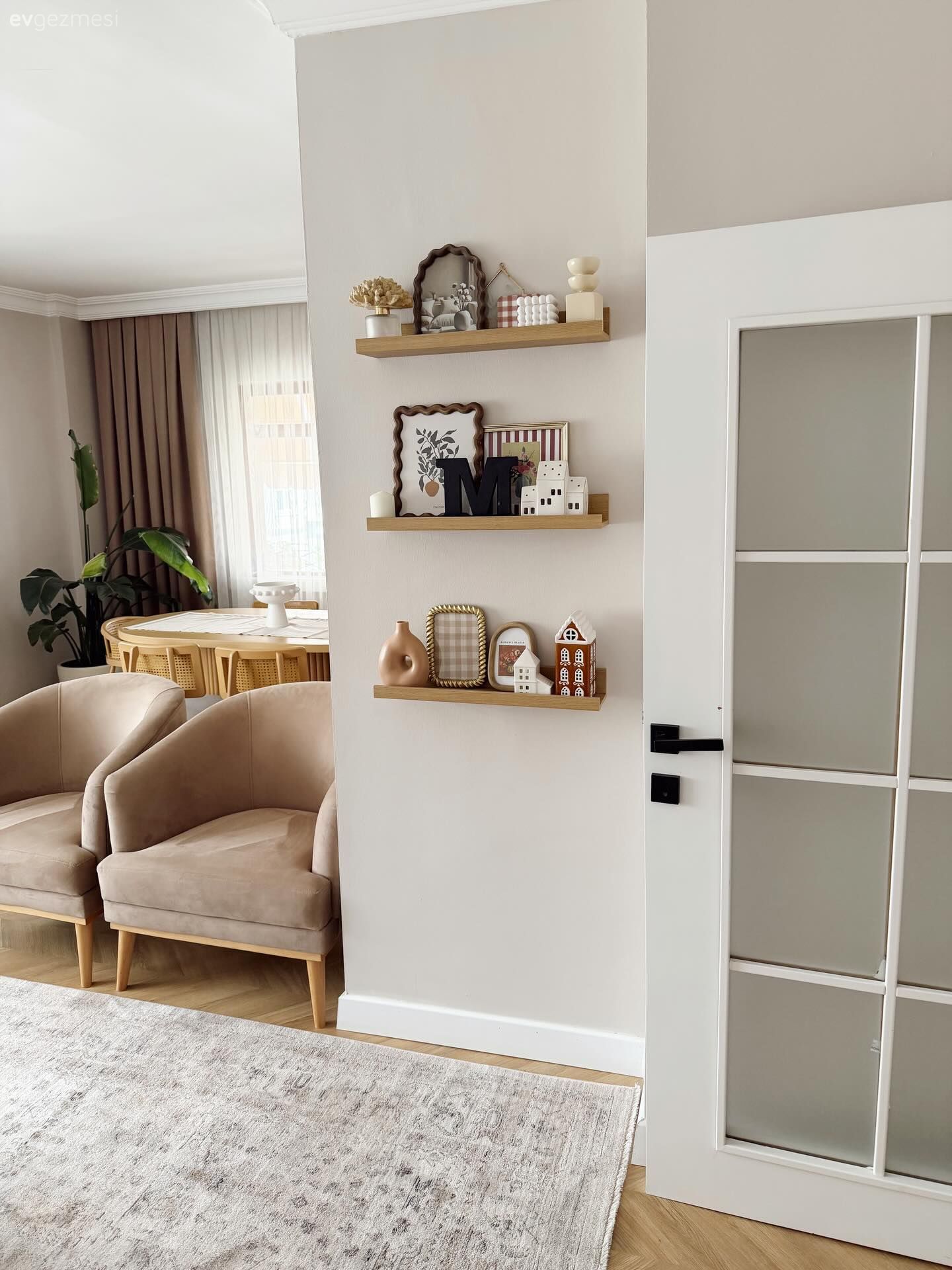 Beyaz, Berjer, Vizon, Kahverengi, Duvar rafı, Duvar dekorasyonu, Halı, Dekoratif Objeler